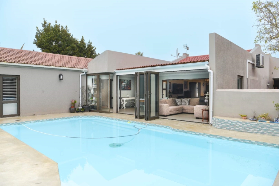 4 Bedroom Property for Sale in Bloubergrise Western Cape